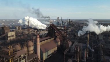 Bacalardan çıkan metalürjik bitki dumanı yükseklik ekolojisinden gelen bir drondan fışkırıyor.