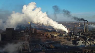 Bacalardan çıkan metalürjik bitki dumanı yükseklik ekolojisinden gelen bir drondan fışkırıyor.