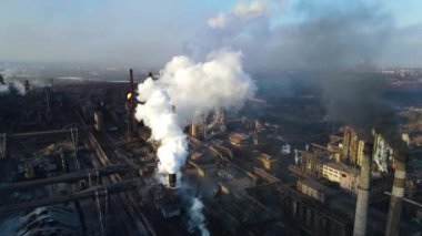 Bacalardan çıkan metalürjik bitki dumanı yükseklik ekolojisinden gelen bir drondan fışkırıyor.
