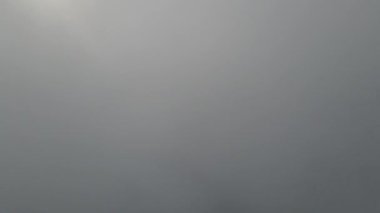 Bacalardan çıkan metalürjik bitki dumanı yükseklik ekolojisinden gelen bir drondan fışkırıyor.