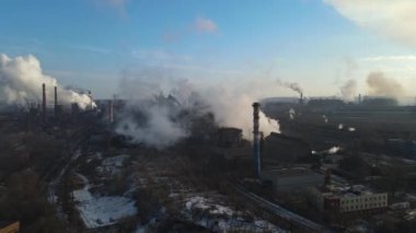 Bacalardan çıkan metalürjik bitki dumanı yükseklik ekolojisinden gelen bir drondan fışkırıyor.