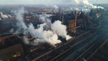 Bacalardan çıkan metalürjik bitki dumanı yükseklik ekolojisinden gelen bir drondan fışkırıyor.