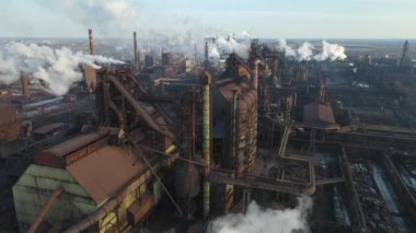 Bacalardan çıkan metalürjik bitki dumanı yükseklik ekolojisinden gelen bir drondan fışkırıyor.
