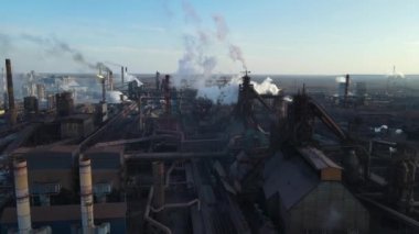 Bacalardan çıkan metalürjik bitki dumanı yükseklik ekolojisinden gelen bir drondan fışkırıyor.