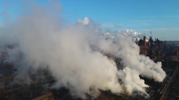 高さの生態系からドローンで撮影された煙突からの冶金工場の煙 — ストック動画