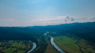 Yükseklik manzarasından dağlar ormanı