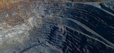 Büyük demir cevheri ocağı demir cevheri taş ocağı üst görüş Aero fotoğraf çekimi.