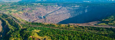 Taş ocağı demir cevheri üst görünüm madencilik