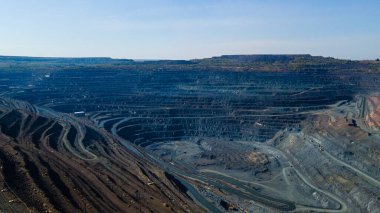 Büyük demir cevheri ocağı demir cevheri taş ocağı üst görüş Aero fotoğraf çekimi.
