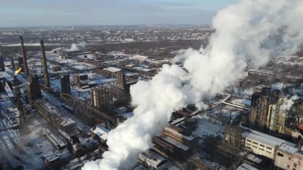 ドローンから撮影された煙突のビデオからの冶金工場の煙 — ストック動画