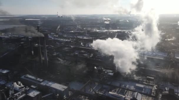 Fumaça Planta Metalúrgica Das Chaminés Vídeo Filmando Drone — Vídeo de Stock