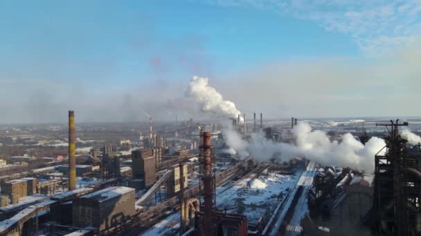 ドローンから撮影された煙突のビデオからの冶金工場の煙 — ストック動画