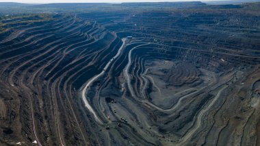 Büyük demir cevheri ocağı demir cevheri taş ocağı üst görüş Aero fotoğraf çekimi.