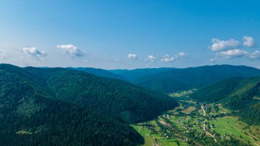 Yükseklik manzarasından dağlar ormanı