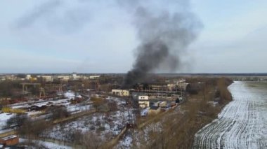 Yangın yakıtları yakar ve kötü ekoloji emisyonlarını yağlar