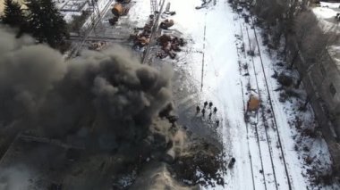 Yangın yakıtları yakar ve kötü ekoloji emisyonlarını yağlar