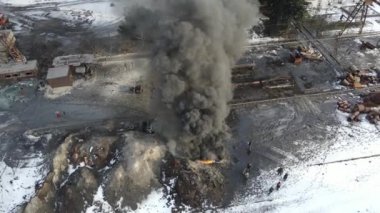 Yangın yakıtları yakar ve kötü ekoloji emisyonlarını yağlar