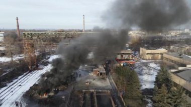 Yangın yakıtları yakar ve kötü ekoloji emisyonlarını yağlar