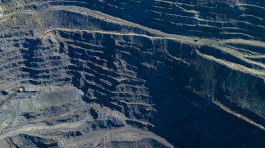 Büyük demir cevheri ocağı demir cevheri taş ocağı üst görüş Aero fotoğraf çekimi.