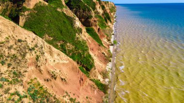 Kanyon kayalıkları okyanus manzaralı.