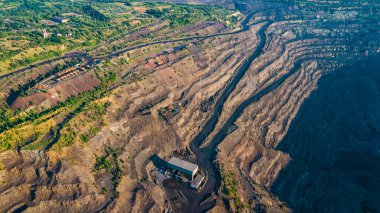 Taş ocağı demir cevheri üst görünüm madencilik