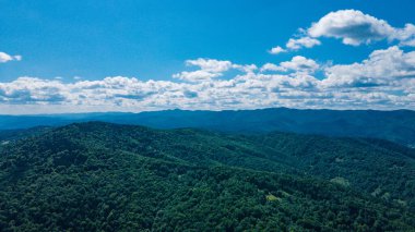 Dağlar mavi gökyüzü bulutlarında gökyüzü manzarası