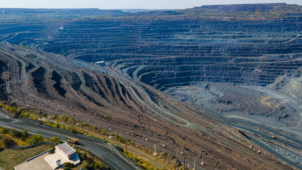 Огромный железорудный карьер железорудного карьера вид сверху Аэрофотосессия.
