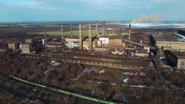 Demir Fabrikası. Bacalardan İHA uçuşu dumanı.