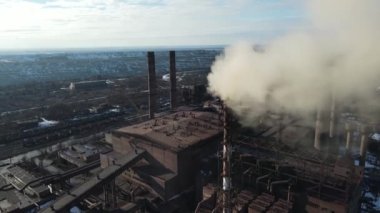 Demir Fabrikası. Bacalardan İHA uçuşu dumanı.
