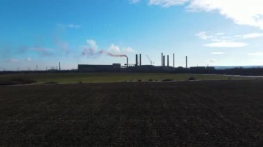 Demir Fabrikası. Bacalardan İHA uçuşu dumanı.