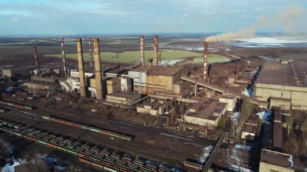 炼铁厂顶楼俯瞰烟囱喷出的无人机飞行烟雾 — 图库视频影像