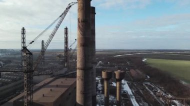 Demir Fabrikası. Bacalardan İHA uçuşu dumanı.