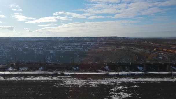 采石场铁矿雪冬无人驾驶飞机飞行 — 图库视频影像