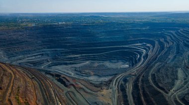 Büyük demir cevheri ocağı demir cevheri taş ocağı üst görüş Aero fotoğraf çekimi.