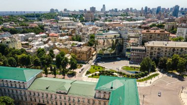 Kiev, Ukrayna 'nın başkenti. Kuş bakışı bir yaz insansız hava aracı ile çekim yapmak.