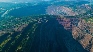 Taş ocağı demir cevheri üst görünüm madencilik