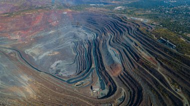 Büyük demir cevheri ocağı demir cevheri taş ocağı üst görüş Aero fotoğraf çekimi.