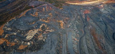 Büyük demir cevheri ocağı demir cevheri taş ocağı üst görüş Aero fotoğraf çekimi.