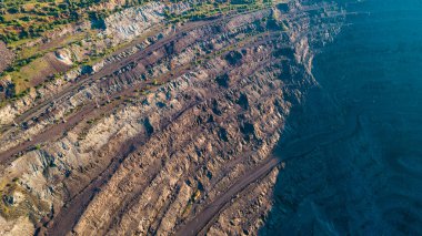 Taş ocağı demir cevheri üst görünüm madencilik
