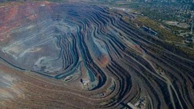 Büyük demir cevheri ocağı demir cevheri taş ocağı üst görüş Aero fotoğraf çekimi.