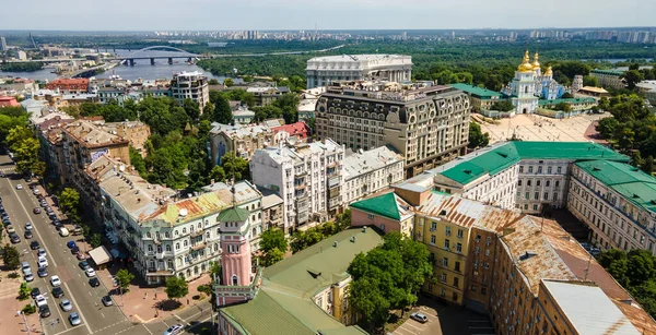 Kiev, Ukrayna 'nın başkenti. Kuş bakışı bir yaz insansız hava aracı ile çekim yapmak.