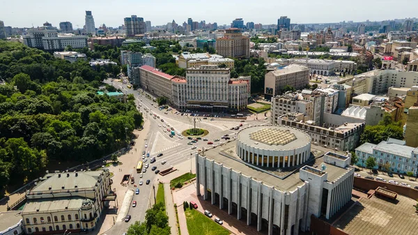 Kiev, Ukrayna 'nın başkenti. Kuş bakışı bir yaz insansız hava aracı ile çekim yapmak.