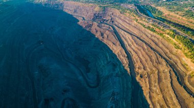 Taş ocağı demir cevheri üst görünüm madencilik