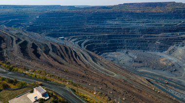 Büyük demir cevheri ocağı demir cevheri taş ocağı üst görüş Aero fotoğraf çekimi.