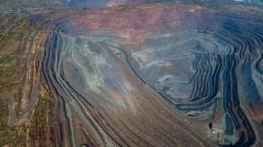 Büyük demir cevheri ocağı demir cevheri taş ocağı üst görüş Aero fotoğraf çekimi.