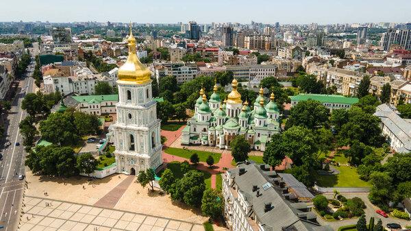 Софийский собор в Киеве с высоты городского пейзажа Софийской площади