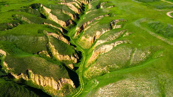 峡谷悬崖峭壁绿草山顶景观 — 图库照片
