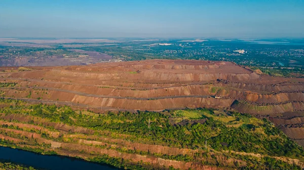 Taş ocağı demir cevheri üst görünüm madencilik