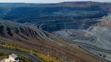 Büyük demir cevheri ocağı demir cevheri taş ocağı üst görüş Aero fotoğraf çekimi.