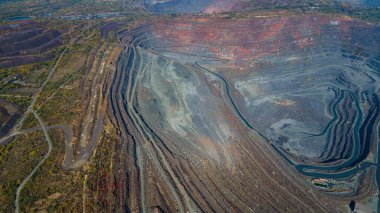 Büyük demir cevheri ocağı demir cevheri taş ocağı üst görüş Aero fotoğraf çekimi.